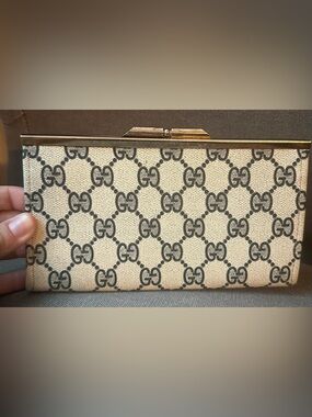 Vintage Gucci Monogram Kiss Lock Wallet – Beige & Navy Canvas – Retro Clutch